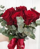 Romantická  kytica červených ruží ležiaca