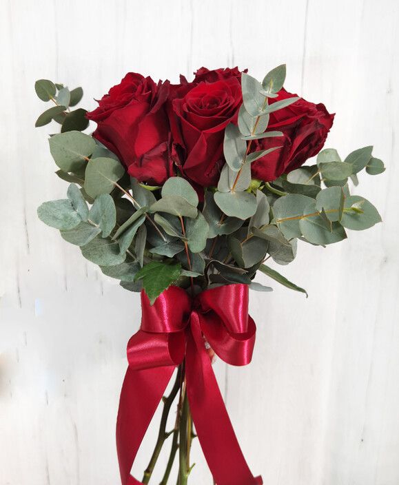 Romantická kytica červených ruží s eukalyptom